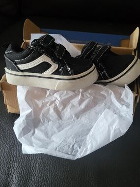 wonder nation Black and White Kids Velcro Skate Sneakers